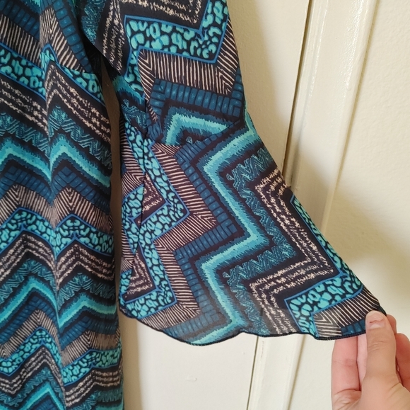 Celeste knee-length dress with blue/teal/black pattern and flowy sleeves - Picture 4 of 4